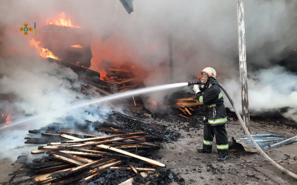 В Харькове горел склад с древесиной. Фото: ГСЧС