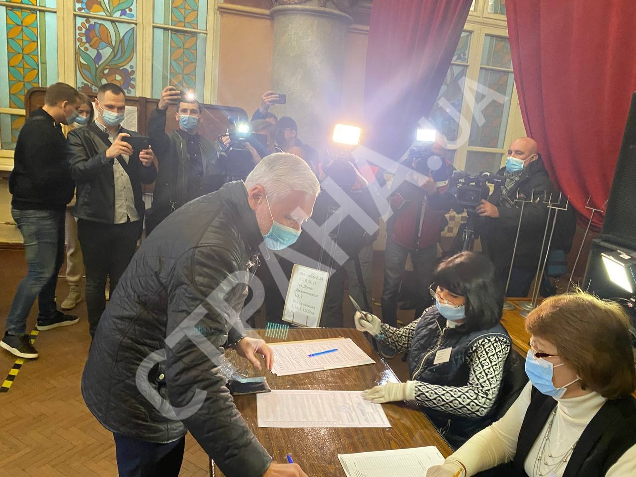 На выборах мэра Харькова проголосовали Добкин и Терехов. Фото