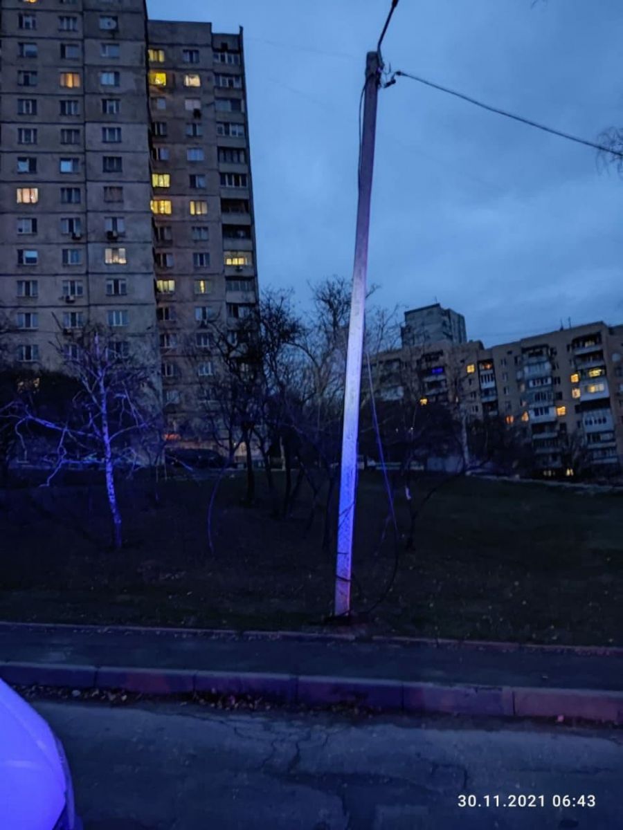 В Харькове бушевала непогода. Повалены деревья, разбиты машины